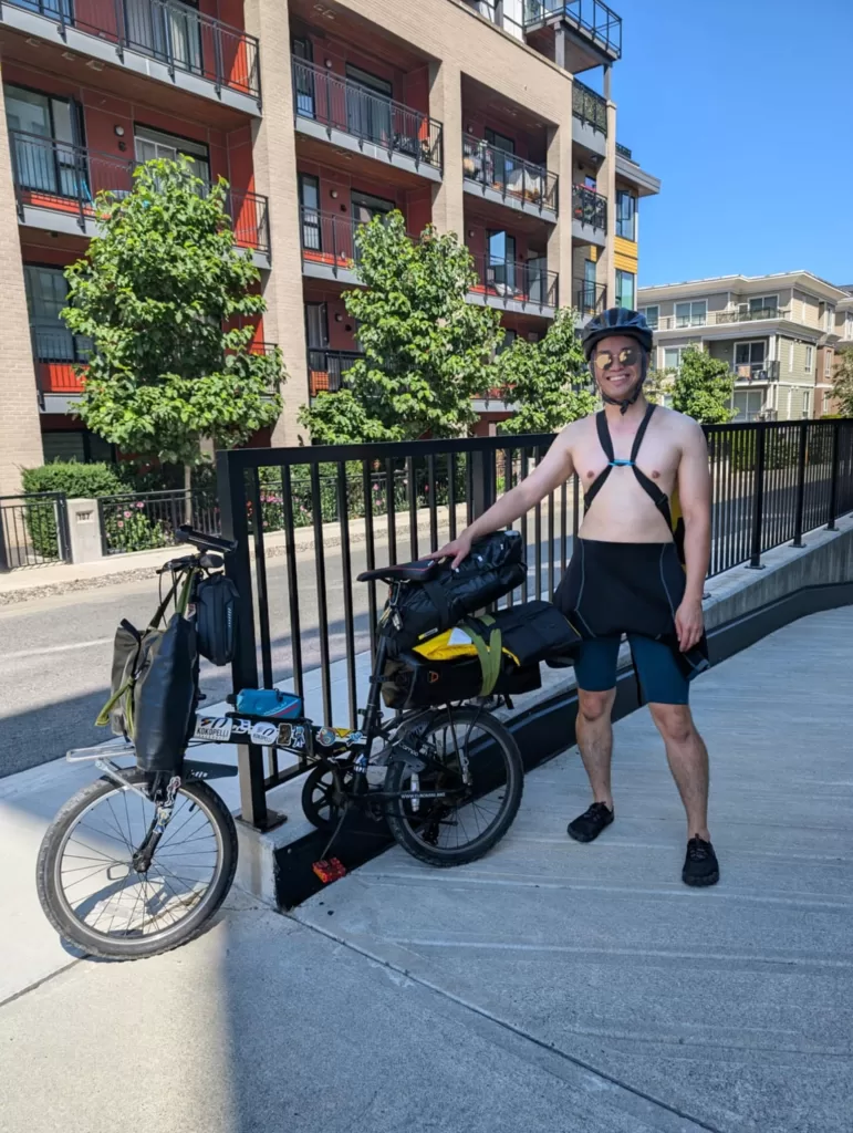 Leaving home around 11:10am, that's EVERYTHING I packed on my bike. On my back is the 30L drybag with 4L of water, my 4-piece paddle, inflatable floor for the boat, and a bunch of other smaller miscellaneous items.